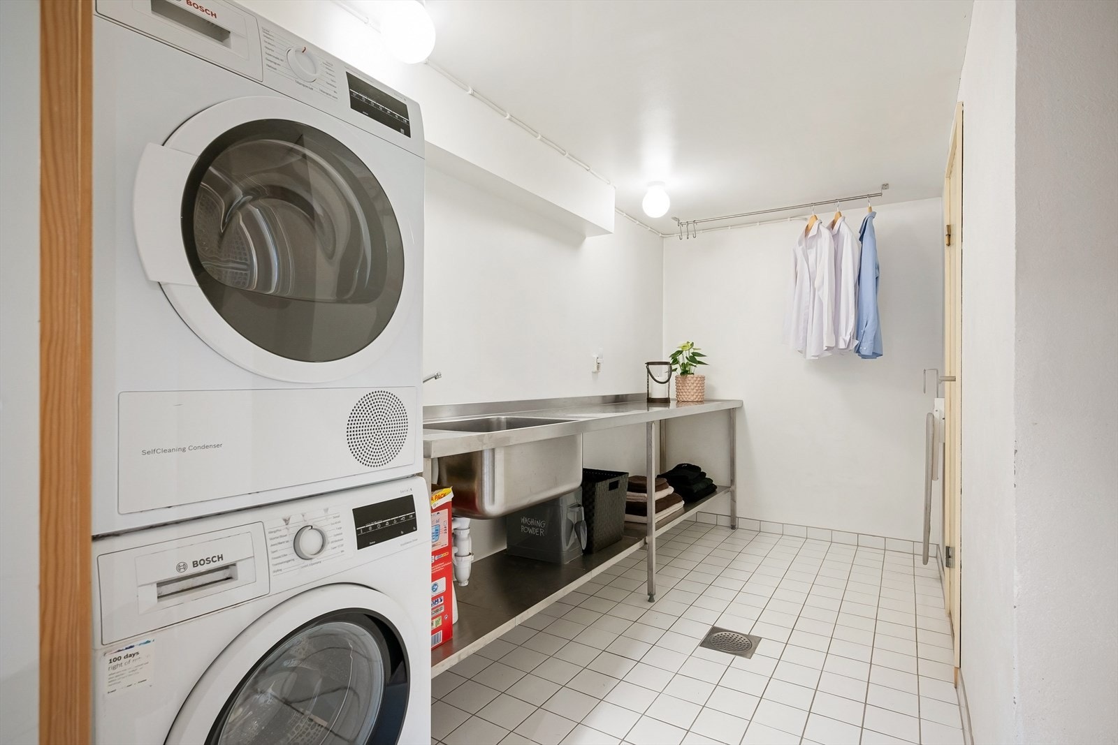 Praktisk vaskerom med videre adkomst til teknisk rom. Galleribilde