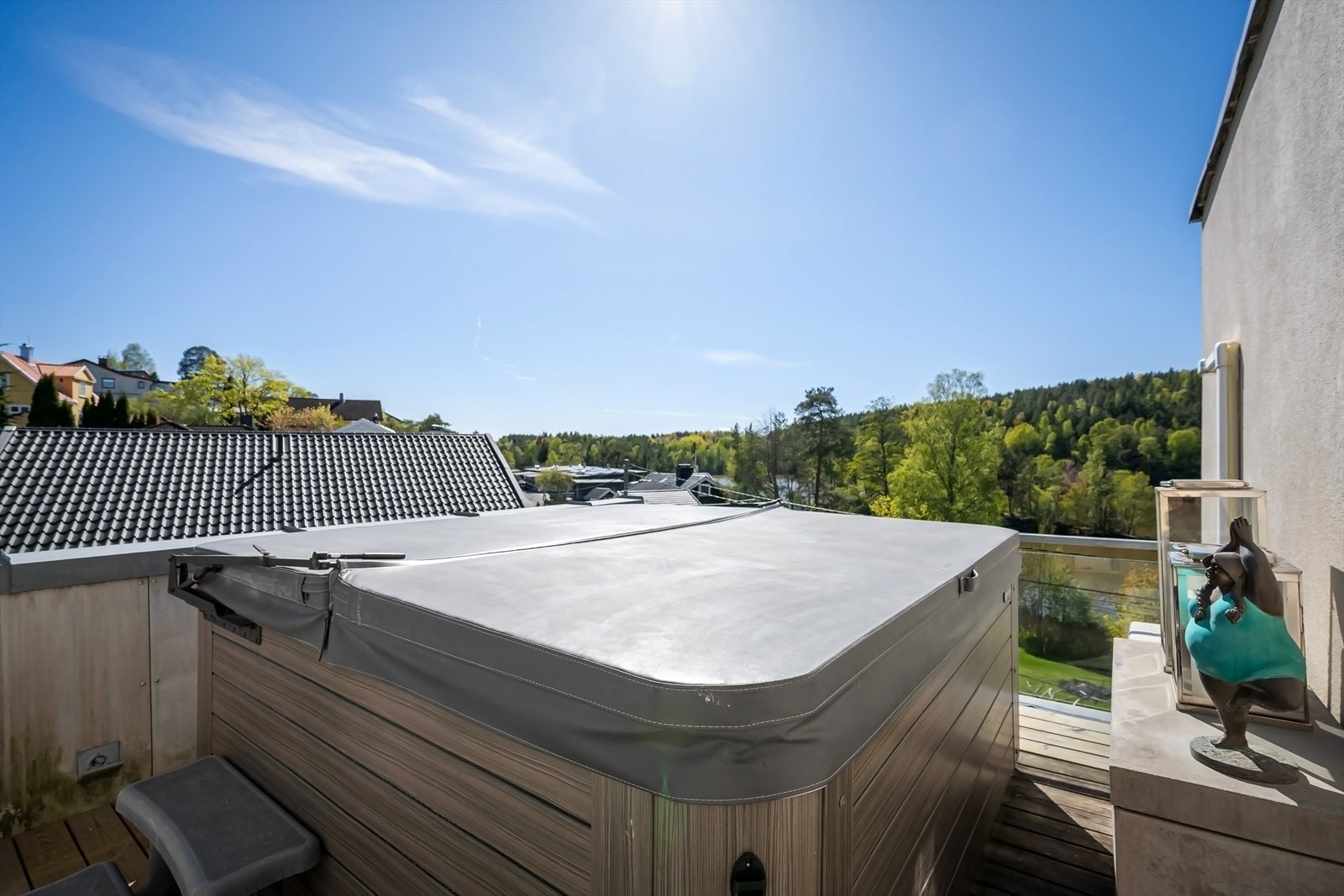 Solrik terrasse på ca. 8 kvm med jacuzzi. Galleribilde