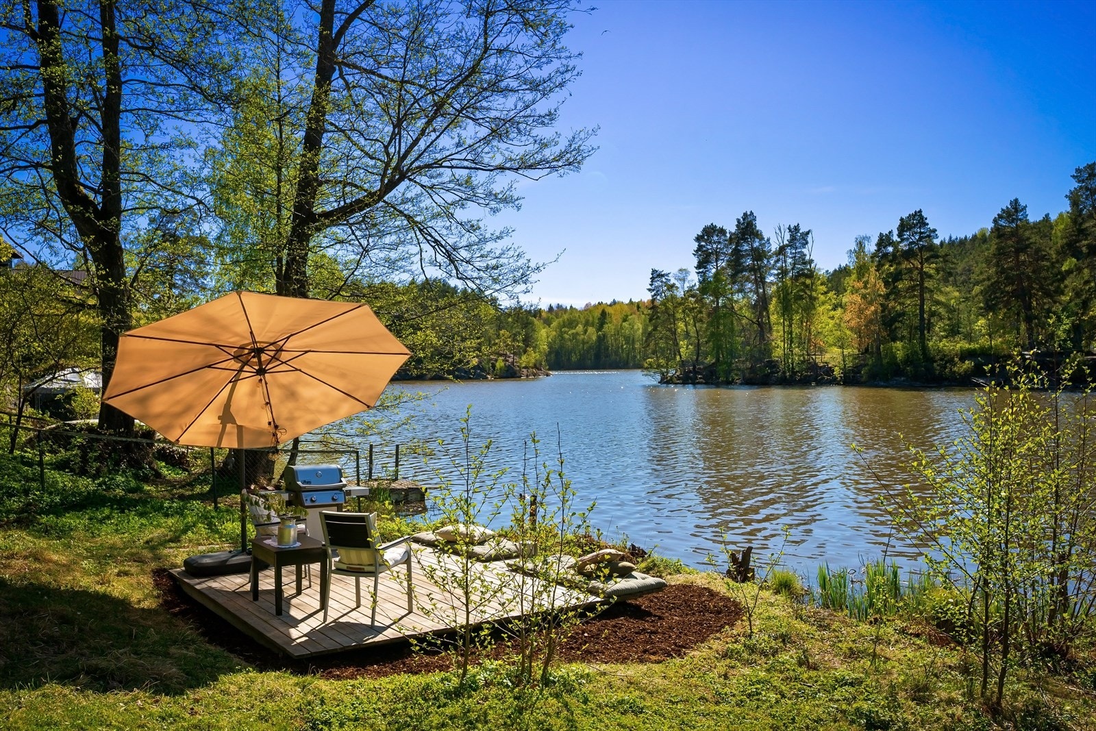 Eiendommen har egen strandparsell mot Kolbotntjernet hvor det er etablert en fin terrasseplatting. Galleribilde