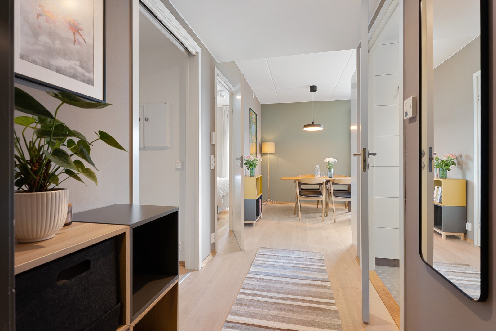 Fra entréen har du boden til venstre og badet til høyre. Galleribilde