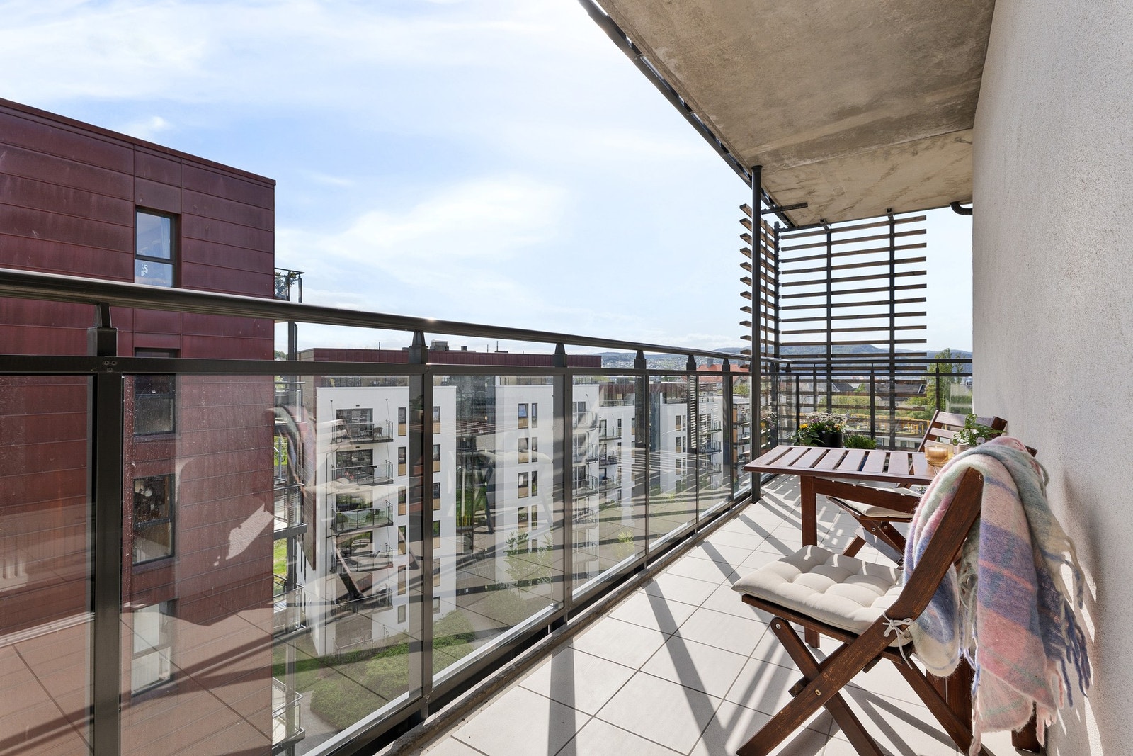Hjørnebalkongen vender både mot sør og vest, og gir med det meget gode sol- og utsiktsforhold. I kombinasjon med etasjebeliggenheten har du god oversikt over nærområdet. Galleribilde