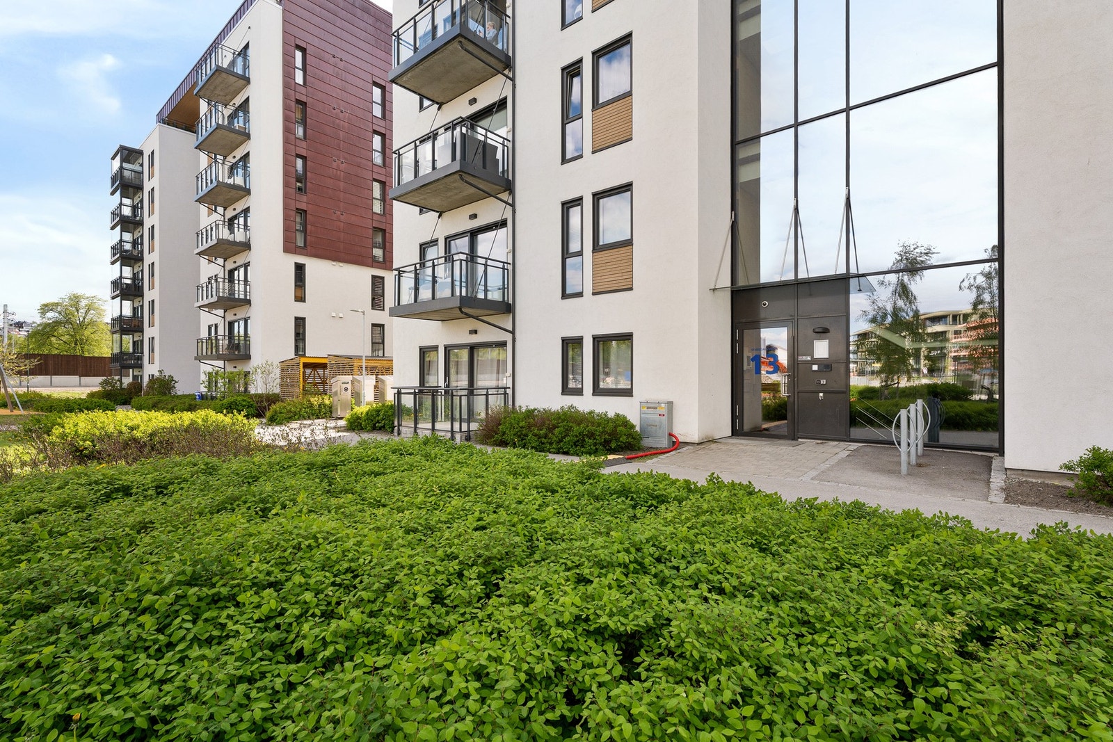 Rundt og mellom blokkene er det et pent og opparbeidet uteområde som på sommerhalvåret oppleves grønt og frodig. Galleribilde