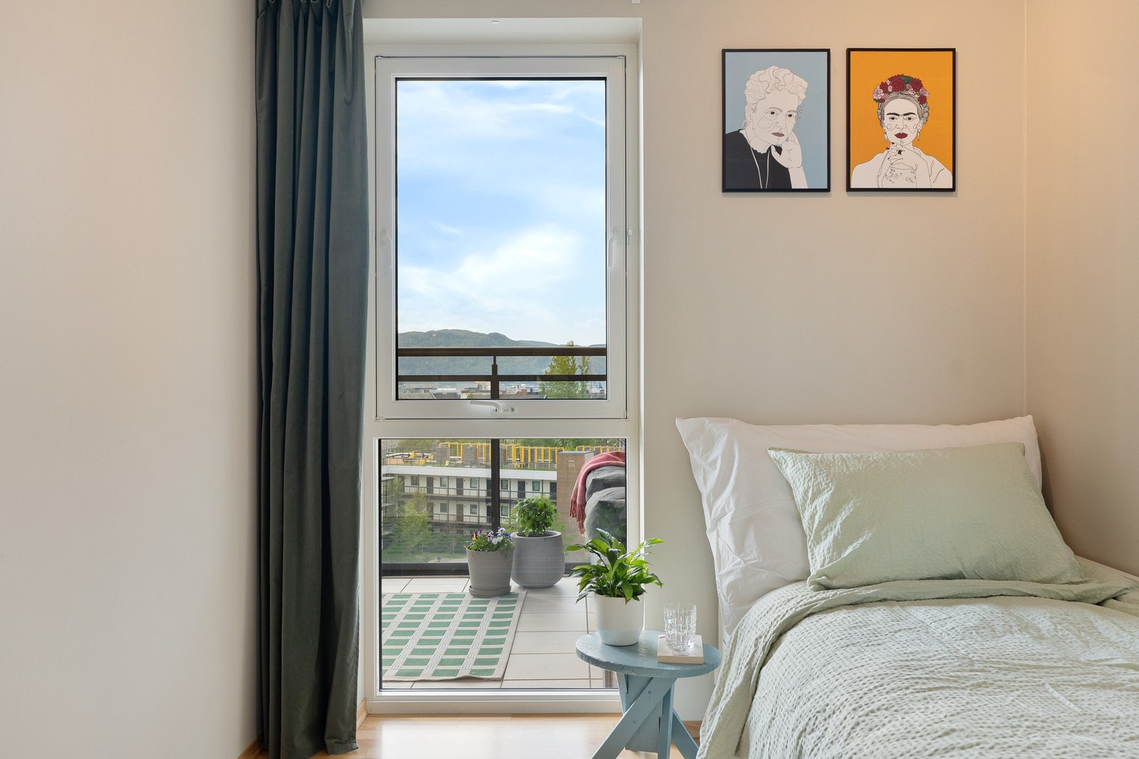 Begge soverommene nyter godt av store vindusflater som strekker seg ned til gulvet. Galleribilde