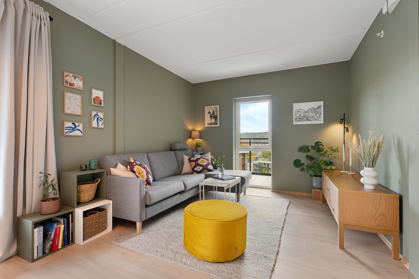 Leiligheten måler 60 kvm (BRA-i) og inneholder, entré, intern bod, bad, stue/kjøkken og to soverom. Utover dette har du en ekstern bod og parkeringsplass i oppvarmet garasjekjeller. Galleribilde