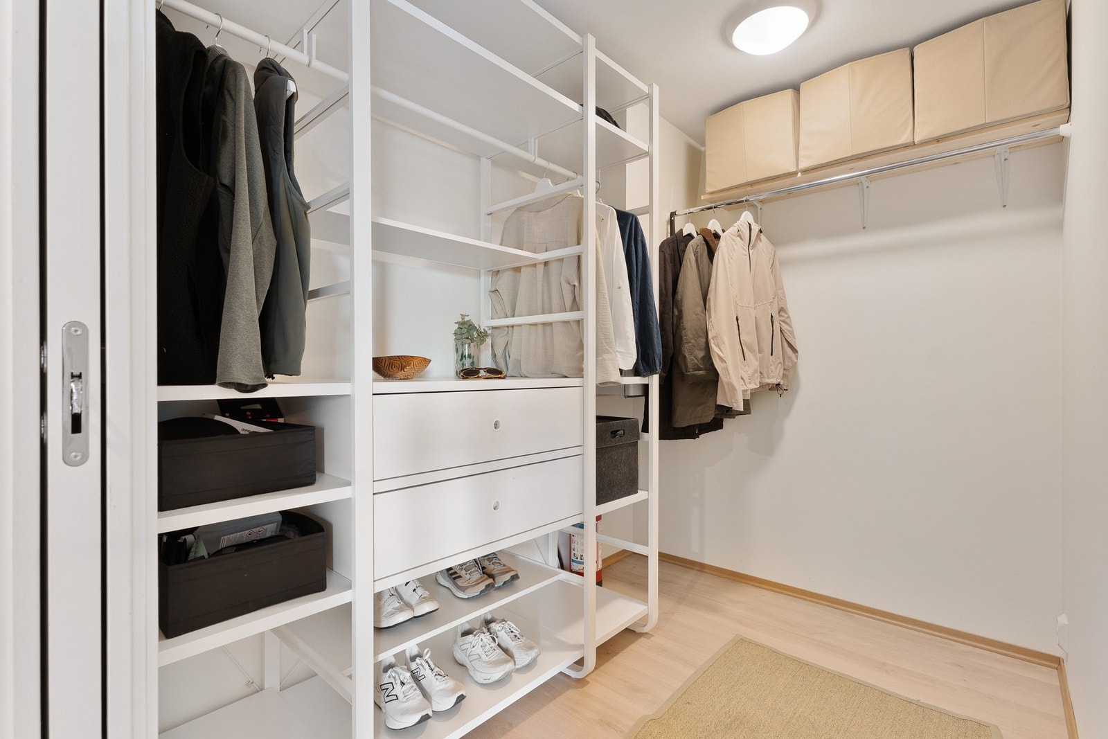 Bodarealet er meget praktisk i leiligheten, med god plass til lagring og oppbevaring av diverse, samt oppheng av yttertøy og oppbevaring av sko. Arealet kan også fint brukes som et Walk-in-closet. Galleribilde