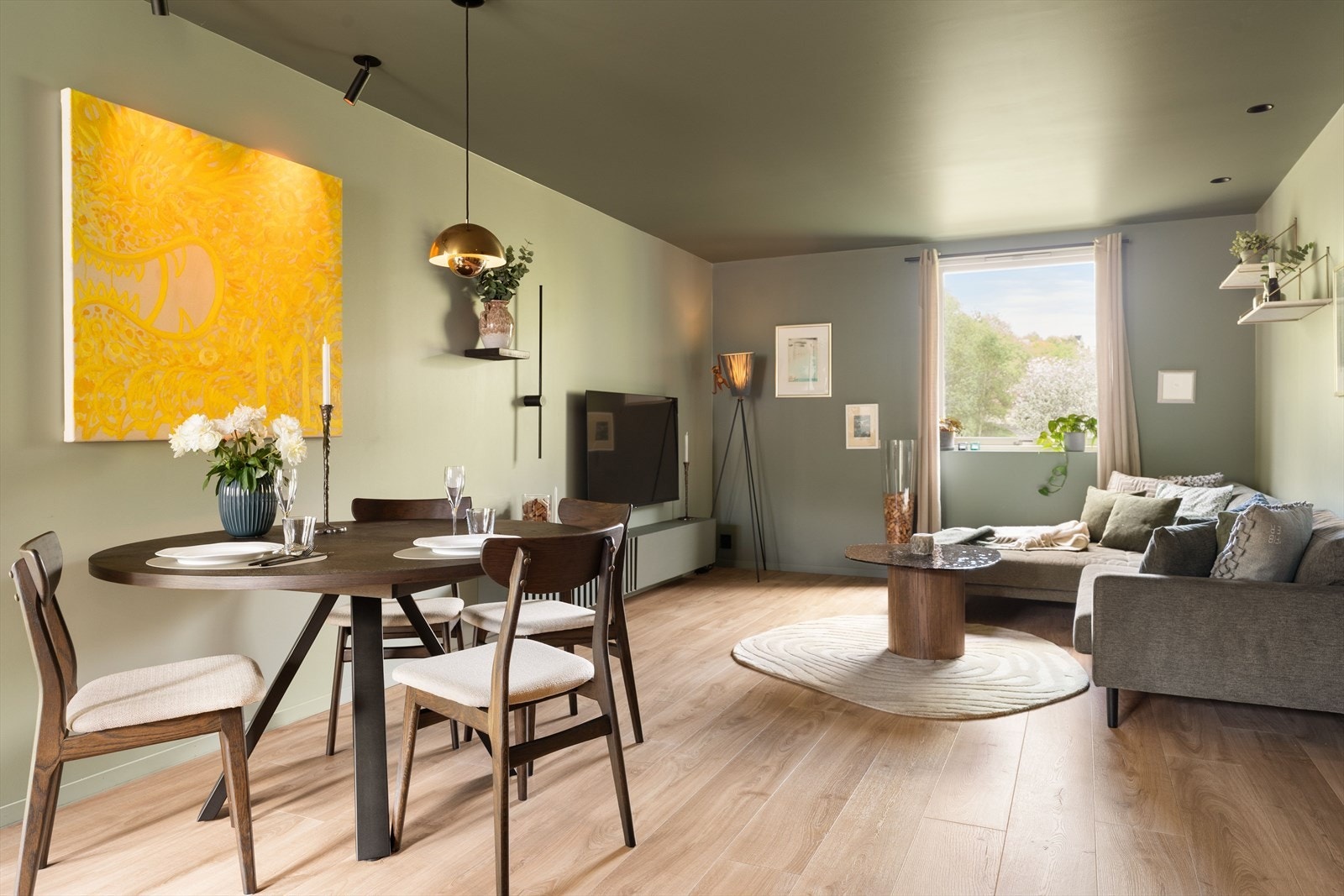 Leiligheten har en lys og romslig stue med flotte moderne overflater Galleribilde
