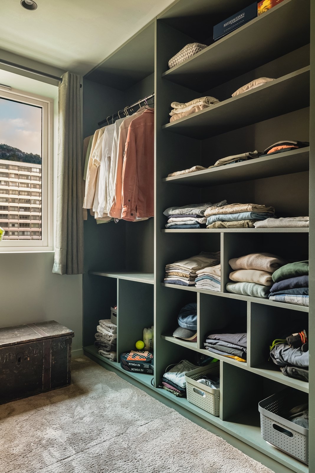 Hovedsoverom (12,5kvm) innredet med en svært praktisk walk-in garderobe Galleribilde