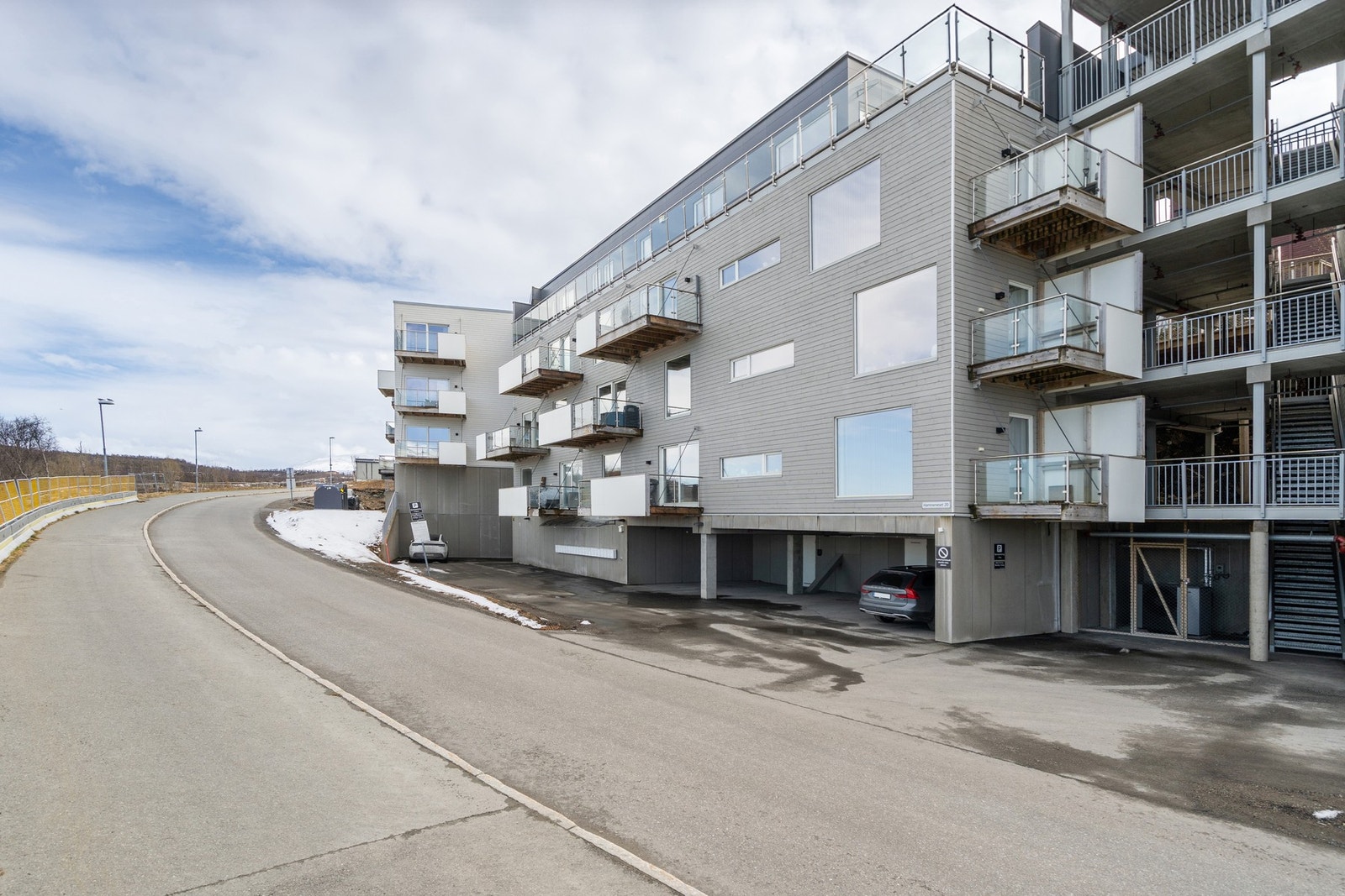 Leiligheten ligger i et etablert og populært boligområde i Hamna. Galleribilde