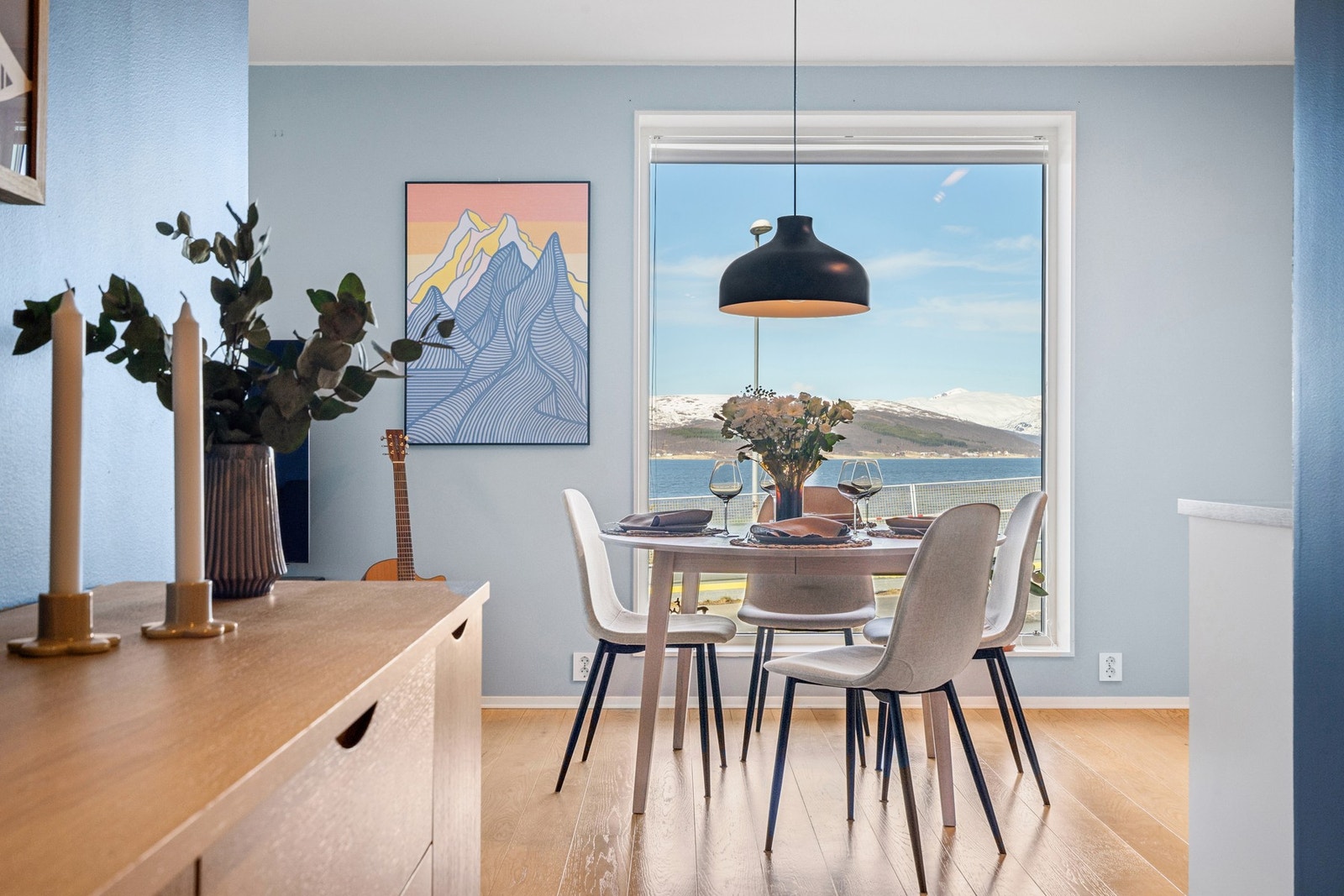 Fra gangen trekkes blikket mot spiseplassen og den flotte utsikten. Galleribilde