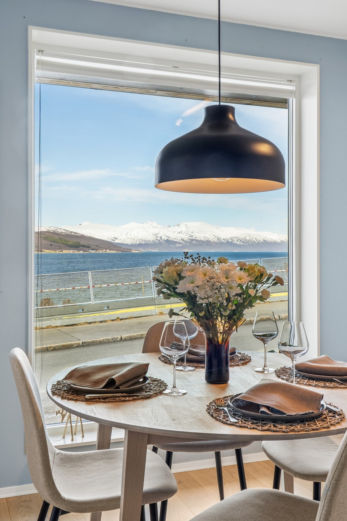 Spiseplassen er plassert ved vinduet, med utsikt mot det skiftende landskapet utenfor. Galleribilde