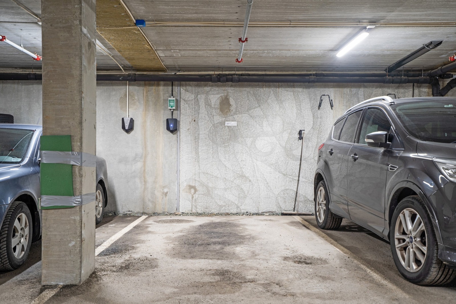 Det medfølger en fast parkeringsplass i felles garasjeanlegg. Ladeboks for elbil er installert. Galleribilde