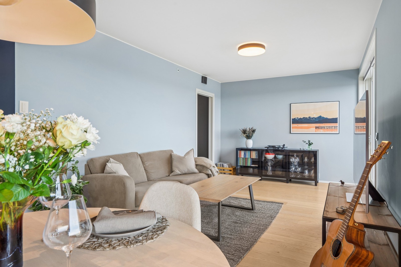 Stuen er lett å møblere med plass til både sofagruppe og spisebord. Galleribilde