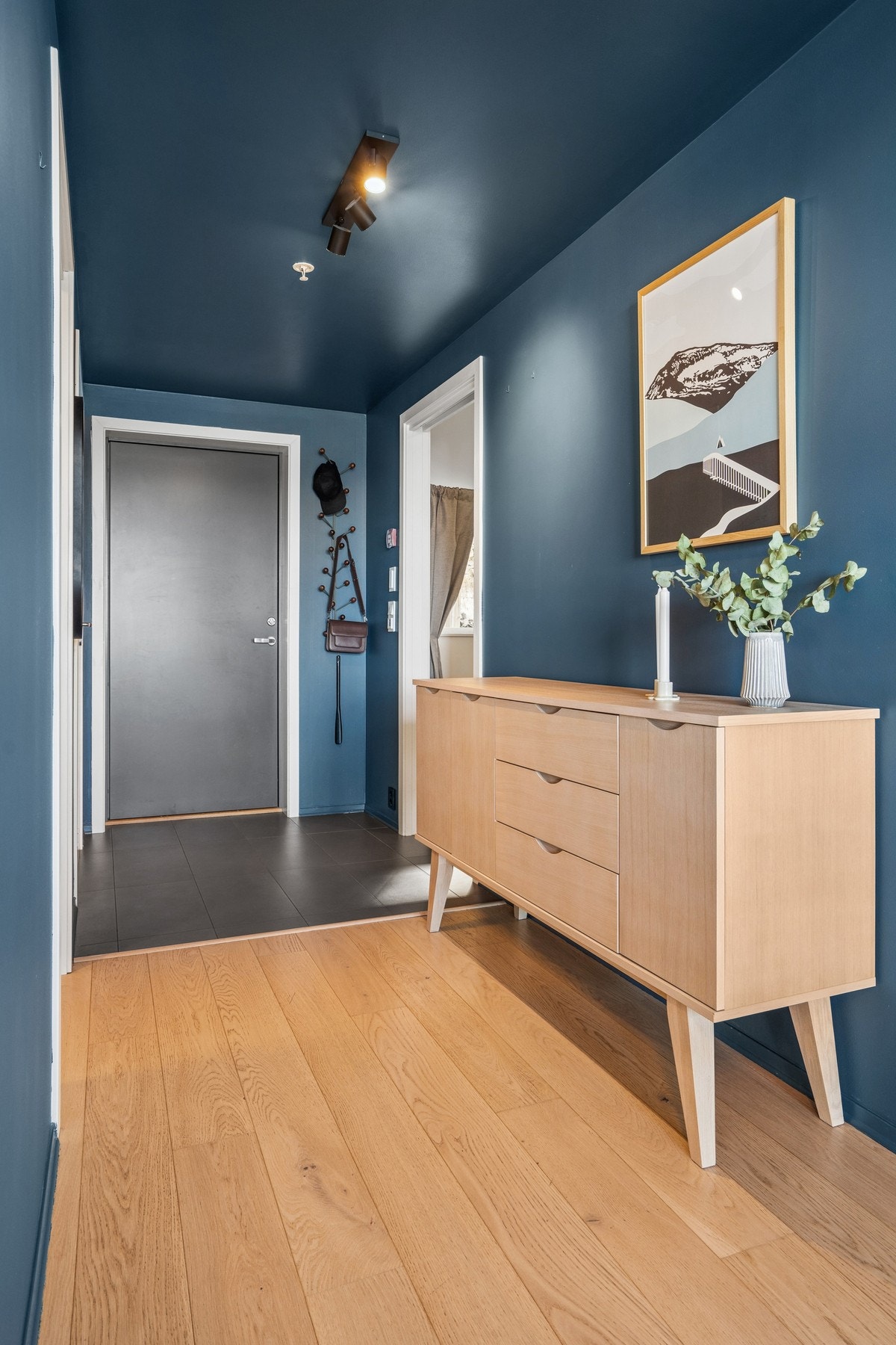 Entréen gir et godt førsteinntrykk og har plass til oppbevaring av yttertøy og sko. Galleribilde