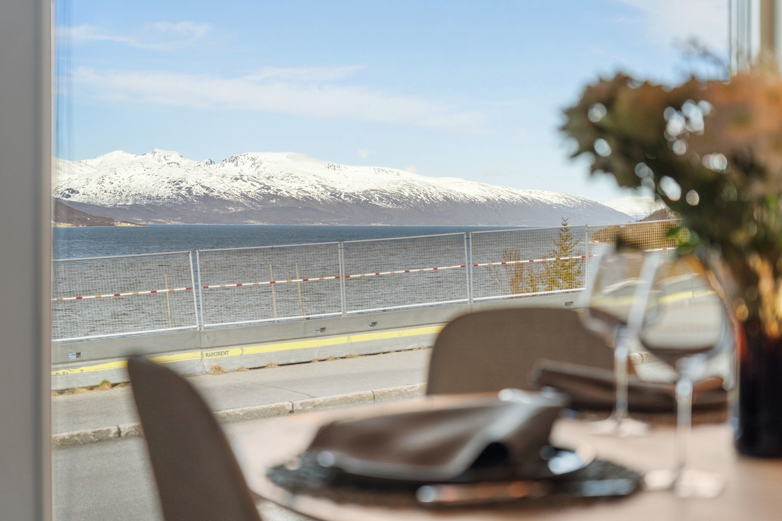 Utsikten mot sundet og fjellene blir en naturlig del av interiøret. Galleribilde