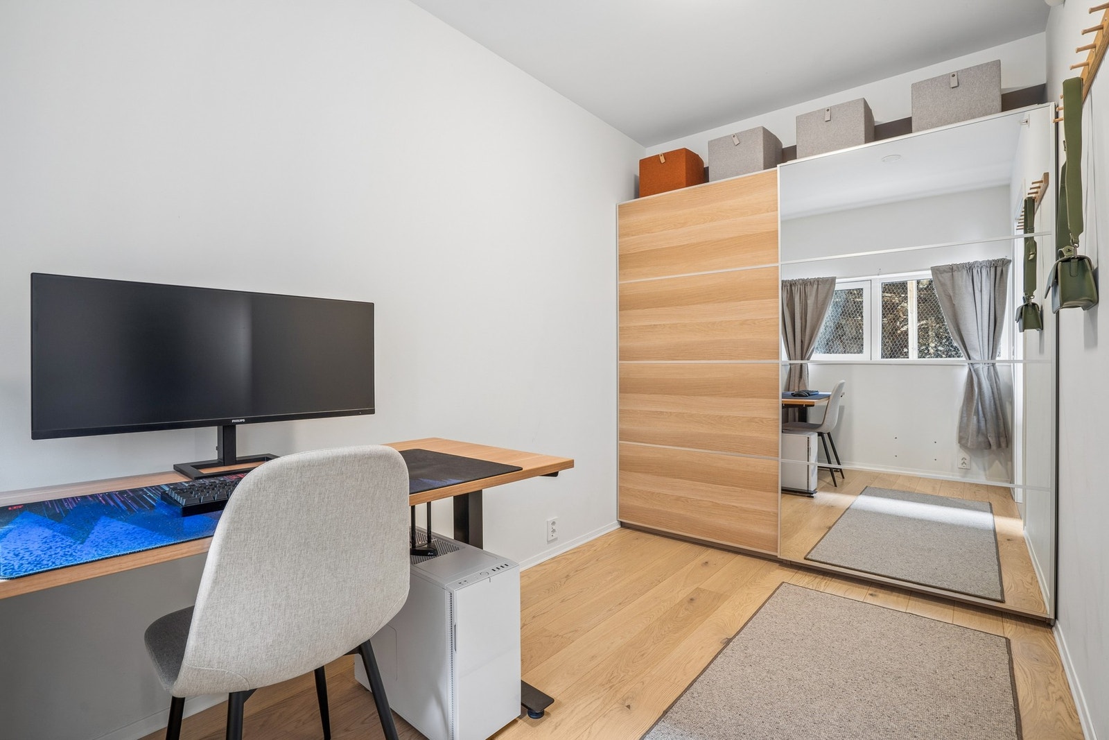 Det andre soverommet egner seg godt som barnerom, gjesterom eller kontor. Skyvedørsgarderobe med speilfronter gir god romfølelse. Galleribilde