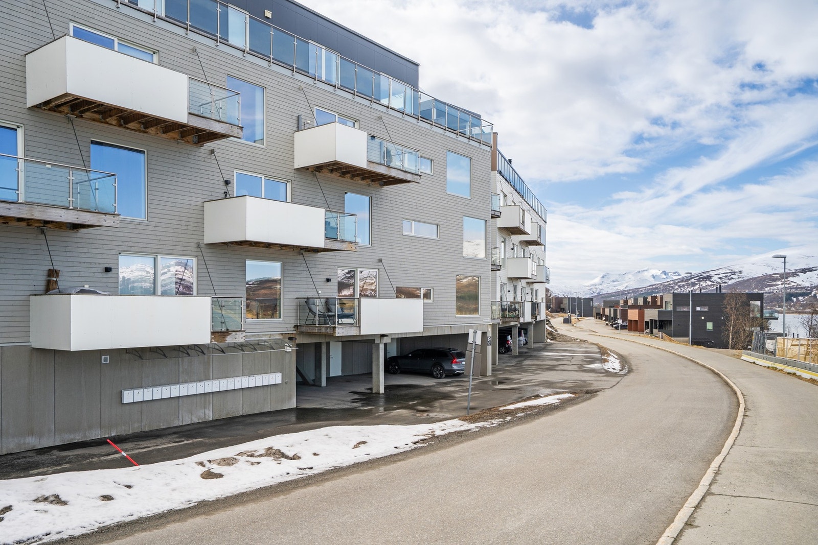 Bygget har en moderne arkitektur med en kombinasjon av trepanel og betong. Galleribilde