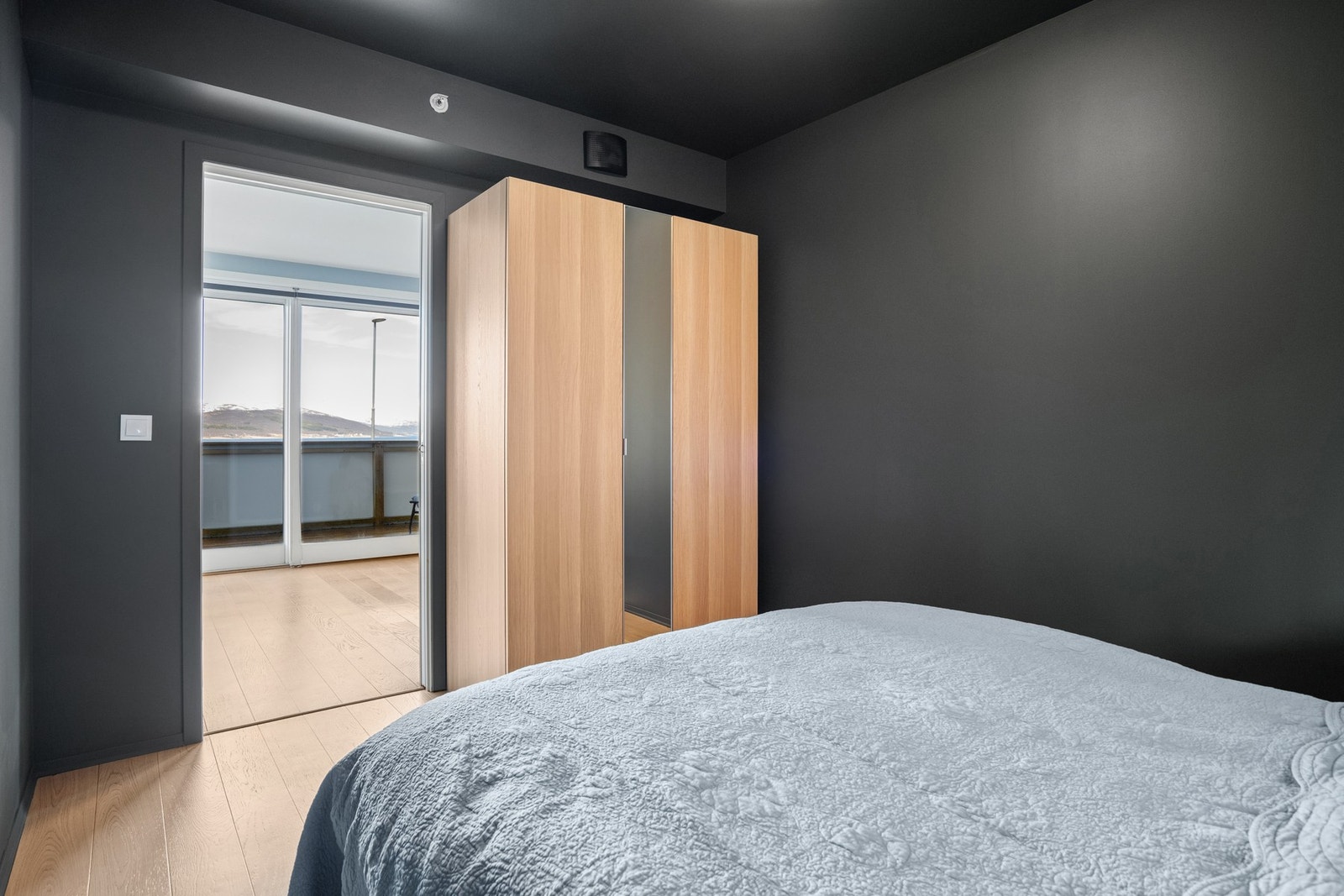 Det ene soverommet har plass til dobbeltseng og garderobeløsning. Galleribilde