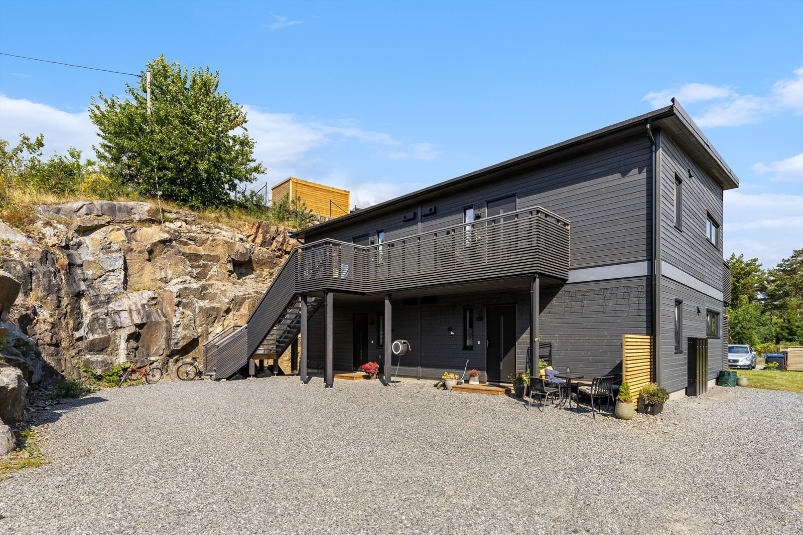 Eiendommen har gruslagt tun med parkeringsplass Galleribilde
