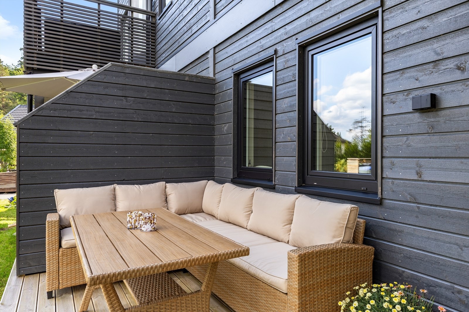 Terrasse med skillevegg mot nabo Galleribilde