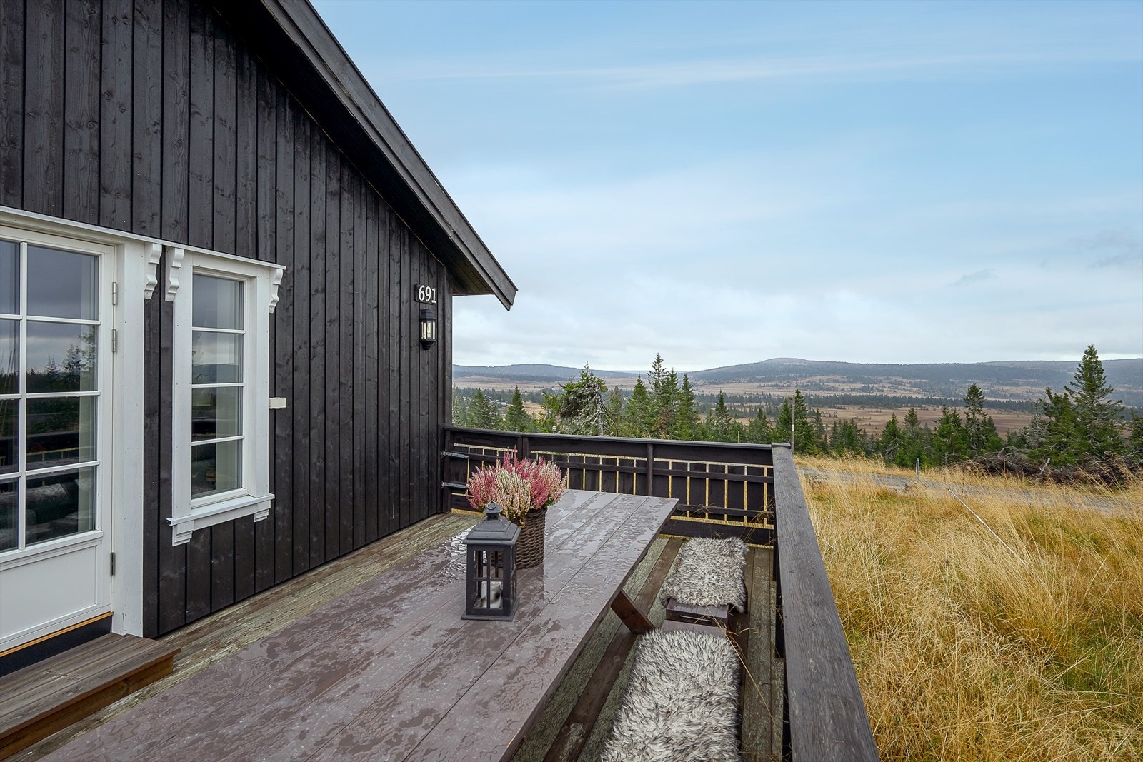 Her får du et perfekt utgangspunkt for turer og aktiviteter, sommer som vinter. Oppkjørte skiløyper går like i nærheten av hytta. Fine tur-og sykkelmuligheter sommerstid. Galleribilde