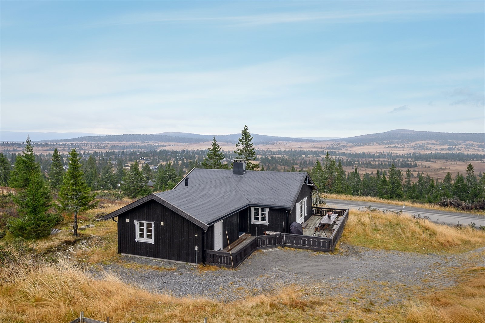 Velkommen til Sjusjøen-Pihl 691! Flott hytte i svært attraktive omgivelser. Nydelig utsikt! Foto: Lars Marius Bækkevold. Galleribilde