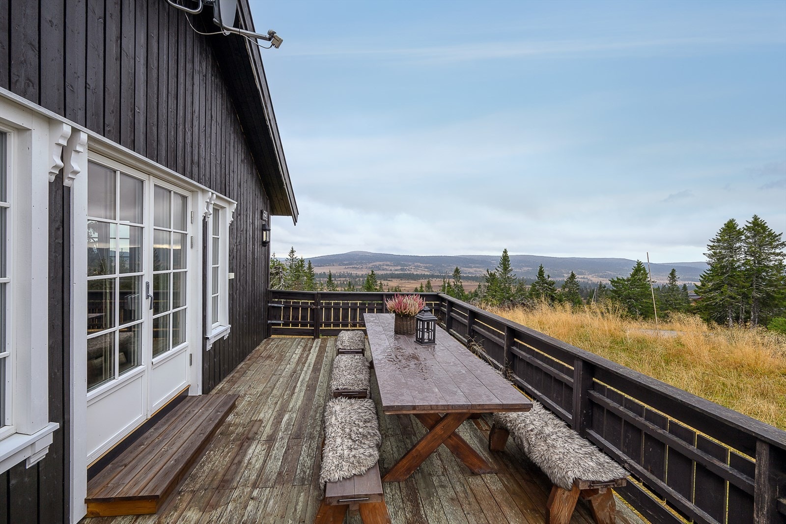 Hytta har en romslig, åpen og solrik terrasse som innbyr til avslapning i hytteveggen etter en dag på tur. Galleribilde
