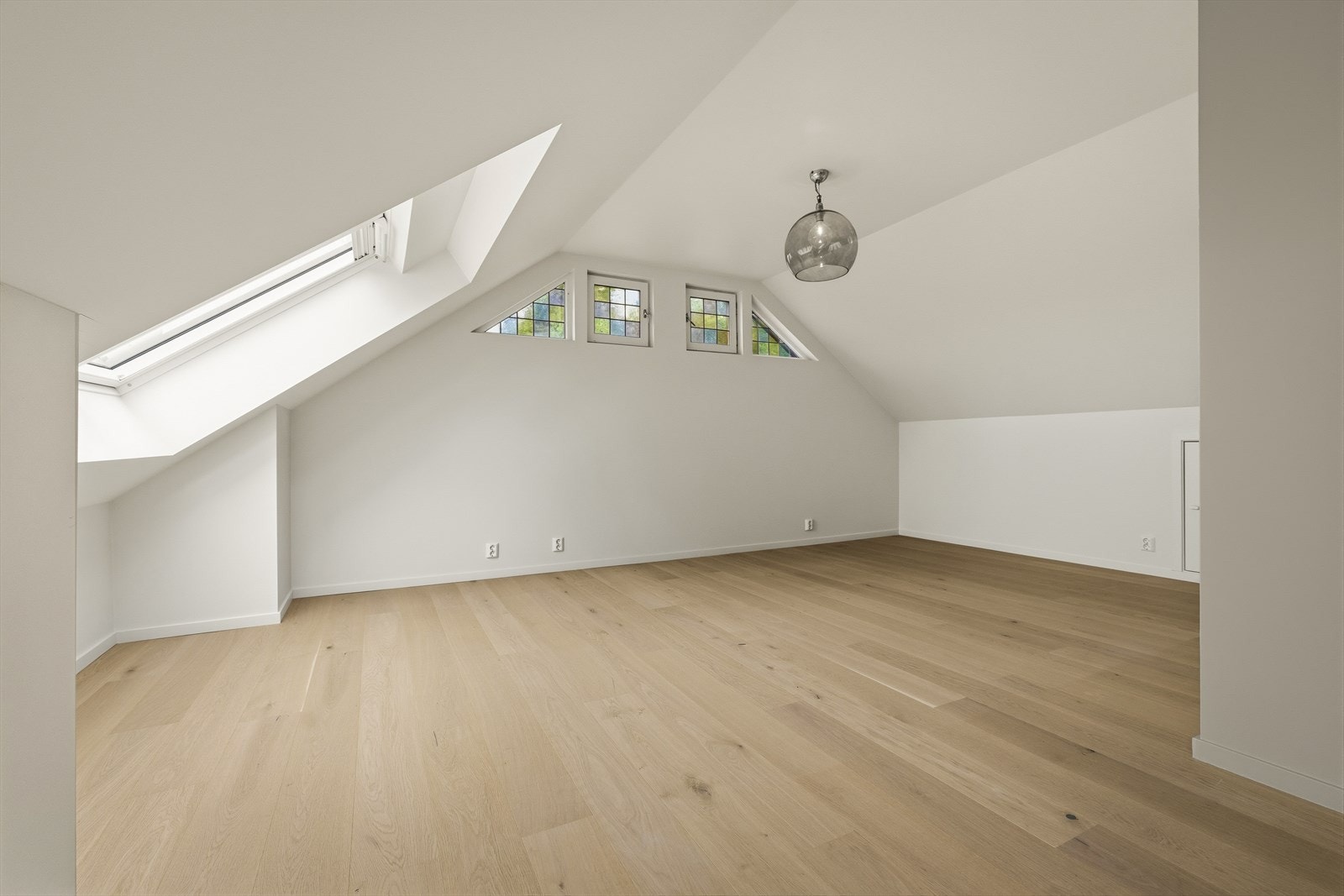Hyggelig loftsstue, perfekt som ekstra stue for barna, gjesterom eller avdeling for tenåringen. Galleribilde