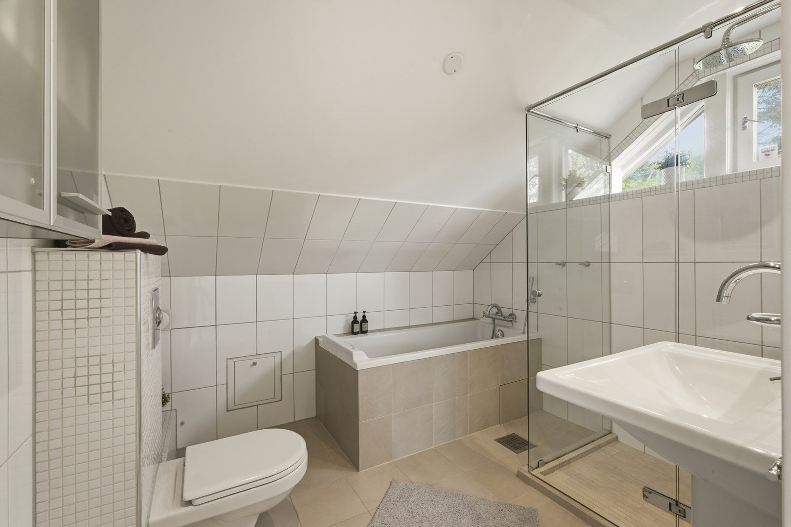 Badet ble oppgradert i 2005 med flis på flis. Galleribilde