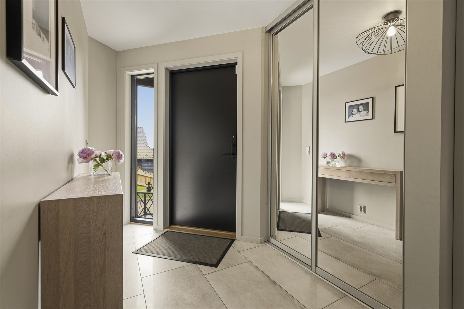 Velkommen inn! Nye fliser i gangen i 22. Skyvedørsgarderobe til ytterklær. Galleribilde