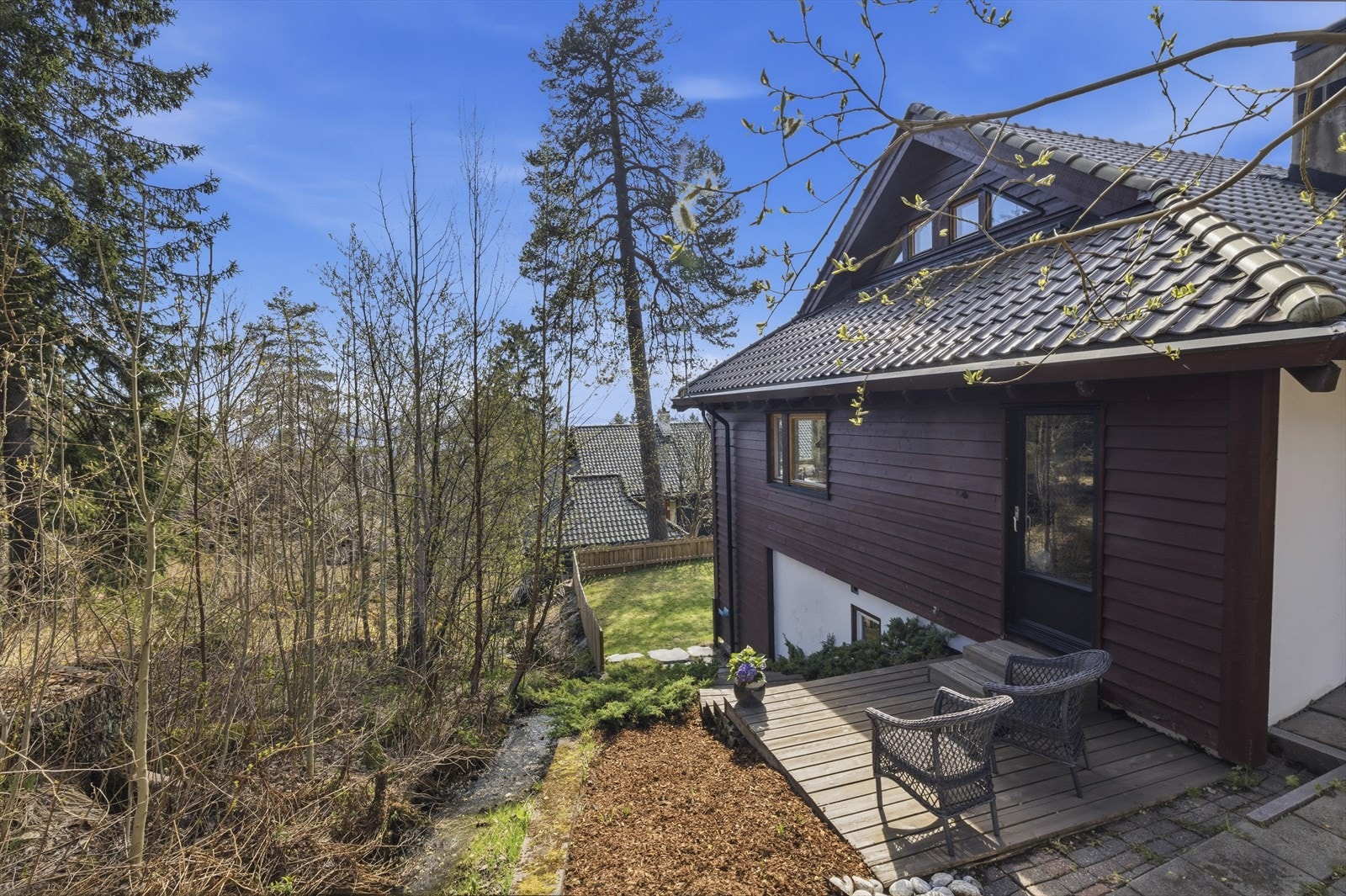 Terrasseplatting med utgang fra kjøkkenet. Galleribilde