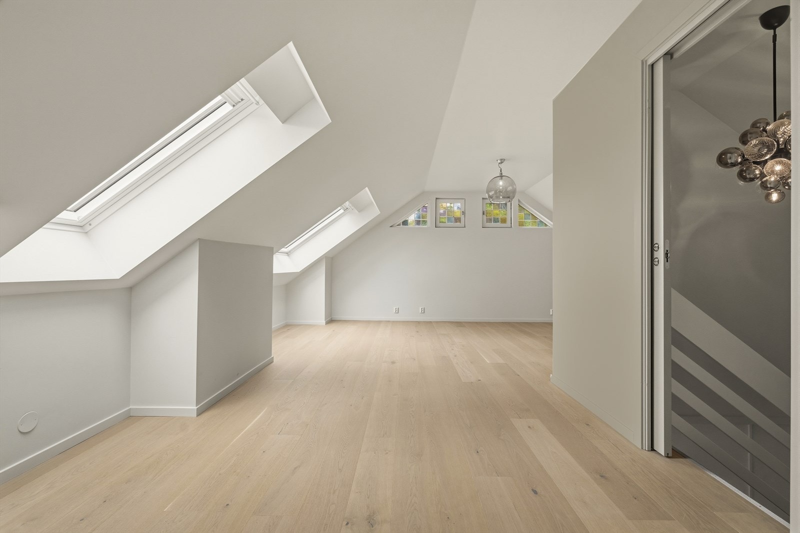 Praktisk skyvedør mot trappen. Galleribilde