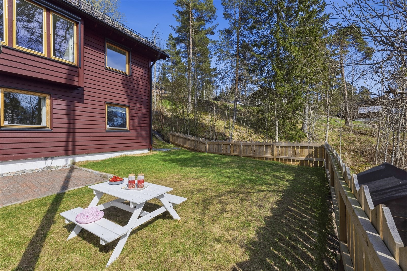 Hagen på fremsiden av huset er perfekt for lek. Galleribilde