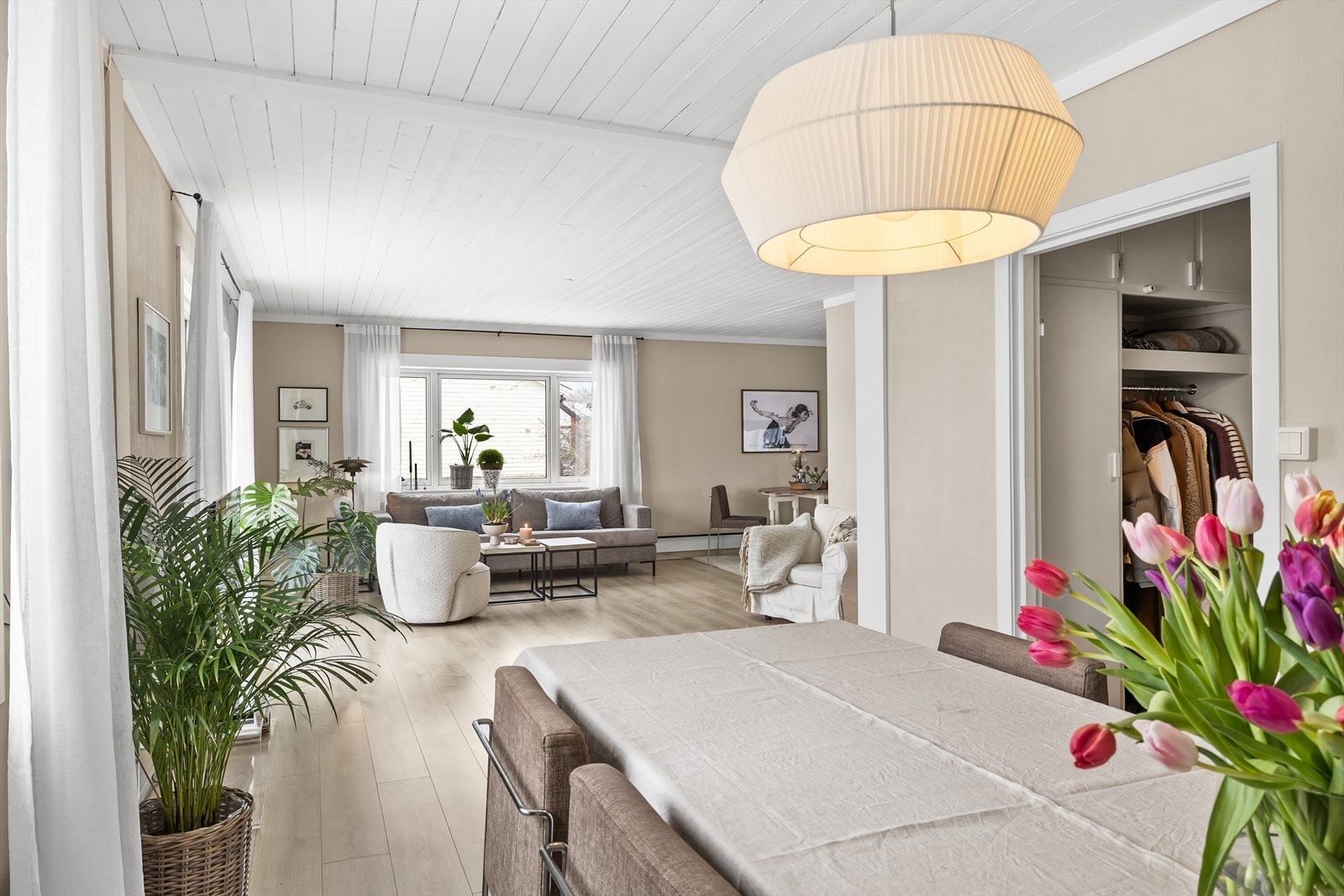 Velkommen til Halvdan Svartes gate 21 presentert v/Thomas Peder Otterbech - En leilighet som må oppleves! Foto: Paul Thürmer En flott og sømløs overgang fra spisestue til stue og videre til kjøkken. Galleribilde