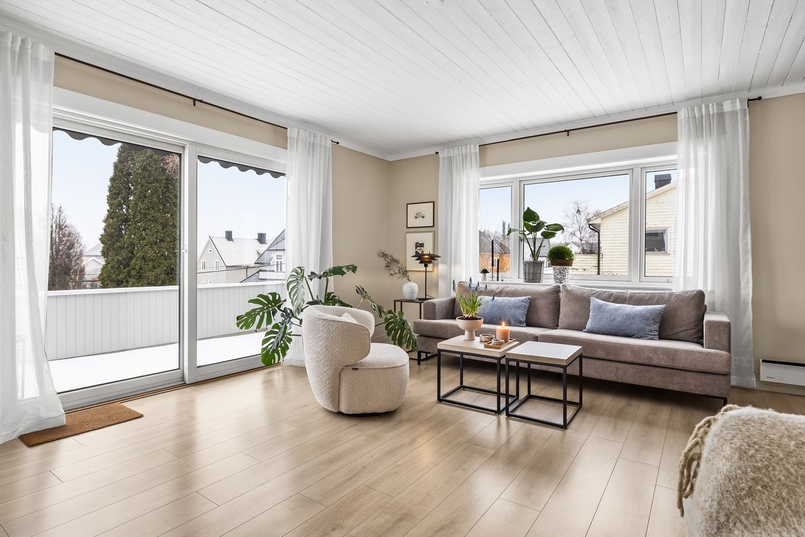 Stuen har store vindusflater som gir godt lysinnslipp, med vegger malt i en harmonisk og nøytral tone. Galleribilde