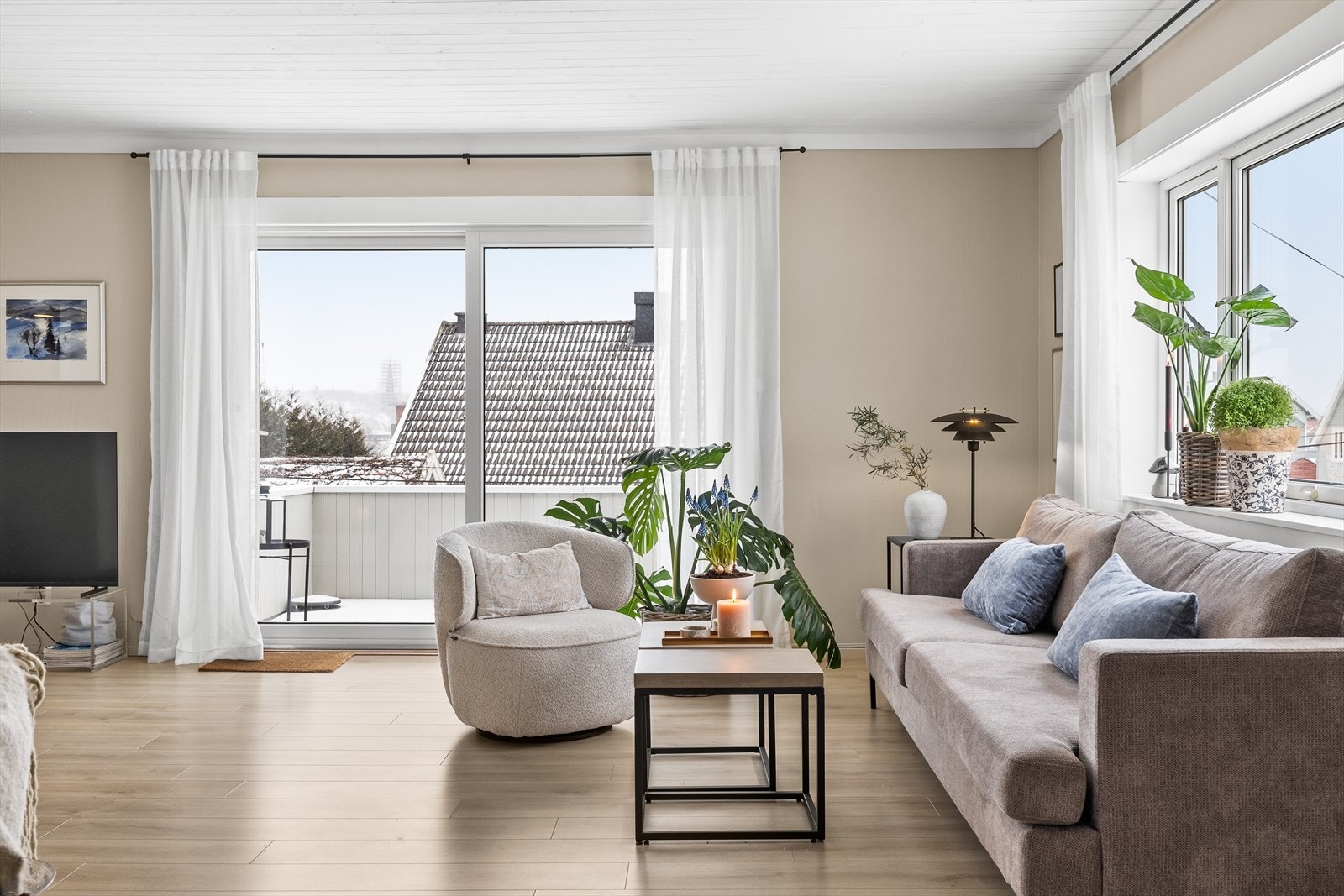 Fra stuen leder veien ut til en herlig, solfylt balkong hvor du kan nyte dagen. Galleribilde