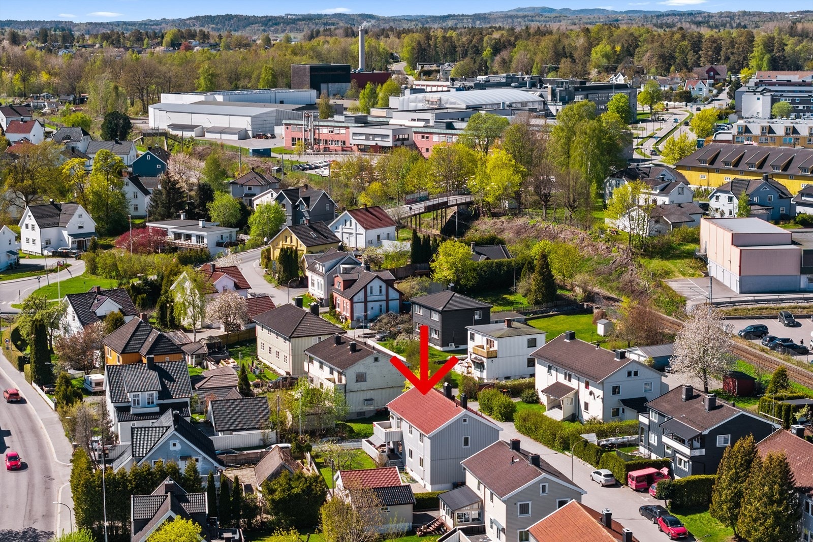 Leiligheten har en sentral beliggenhet med korte avstander til skoler, butikker og vakre turområder i Bugården. Galleribilde