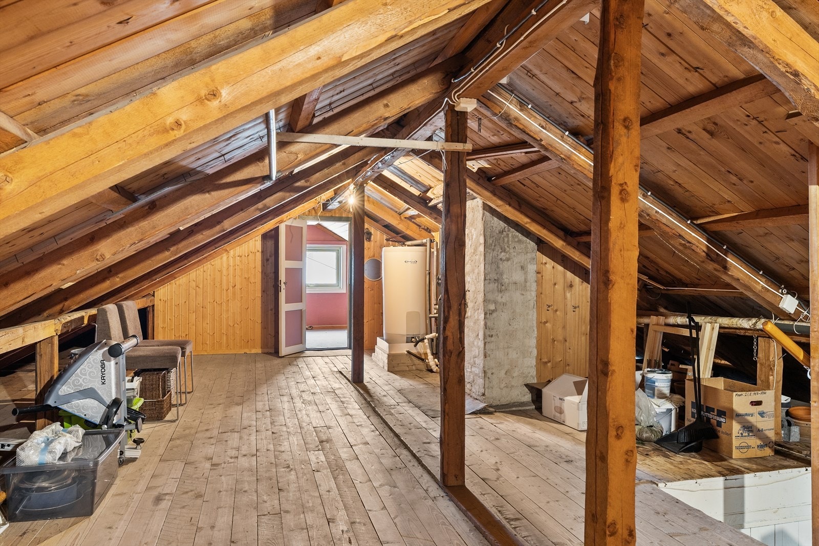 Loftstue med god lagringsplass, som også egner seg godt som hobbyrom. Galleribilde