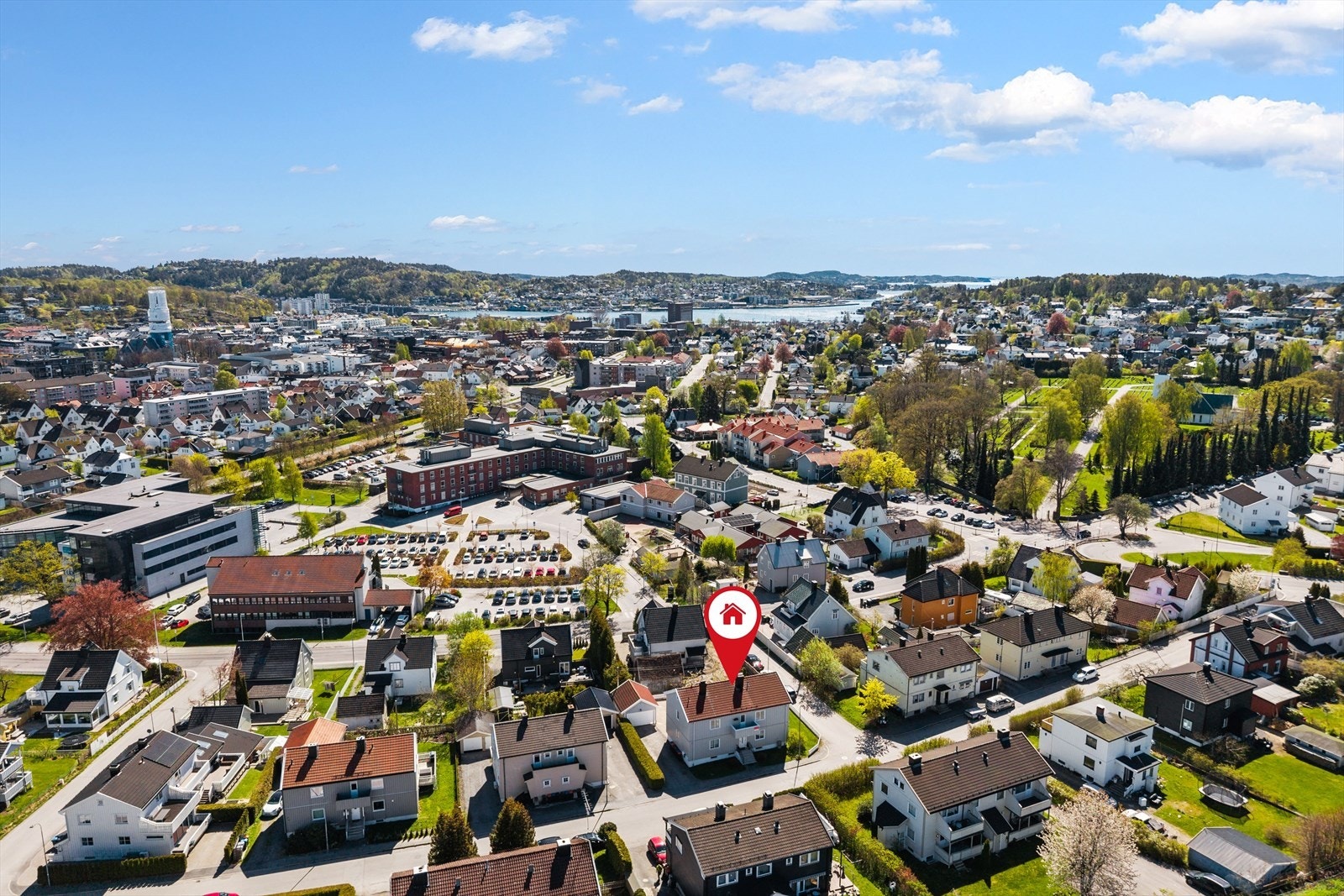 Rett bak leiligheten finner du Helseparken og legevakten, begge kun en kort spasertur unna, i tillegg til Solvang barnehage. Sandefjord videregående ligger også svært nært, med bare ca. 2 minutters gange fra leiligheten. Galleribilde