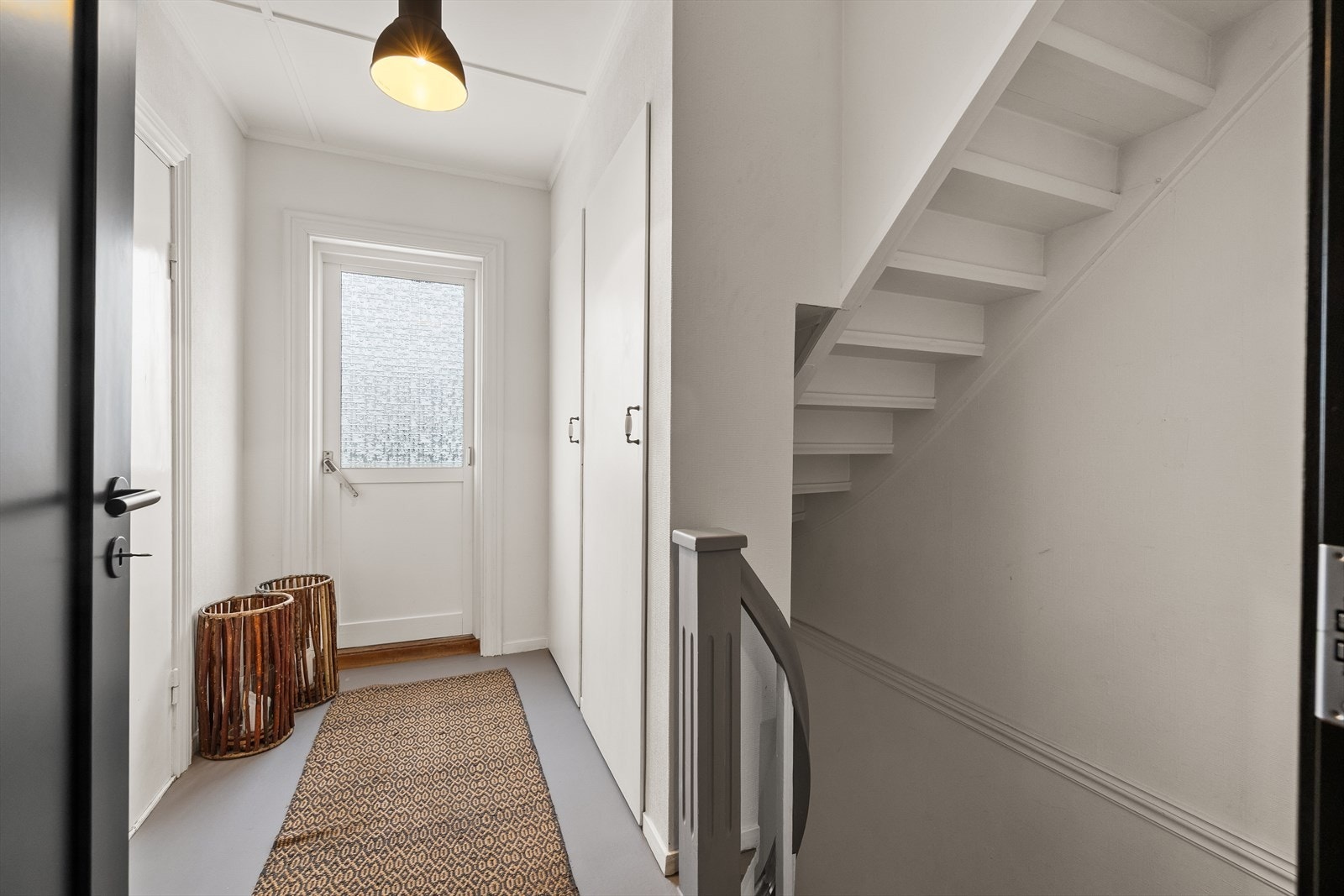 Entréen foran leiligheten gir tilgang til balkongen på byggets forside og adkomst til et romslig loft. Galleribilde