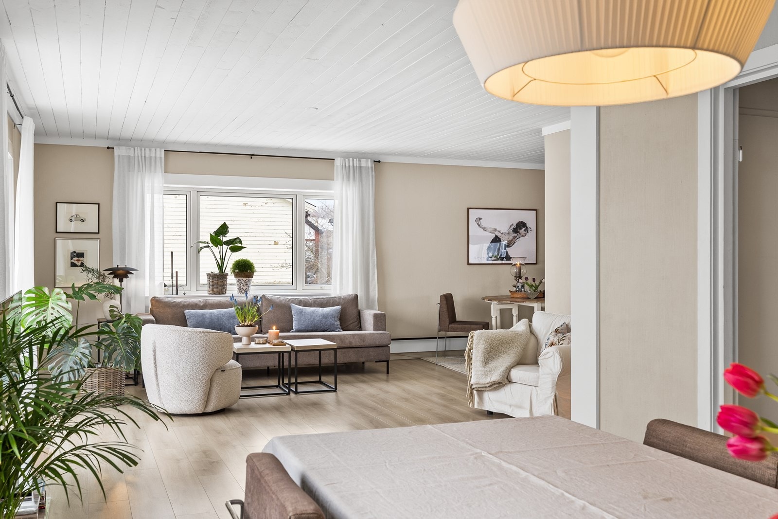 Stuen er lys og innbydende, med rikelig naturlig lys fra store vindusflater Galleribilde