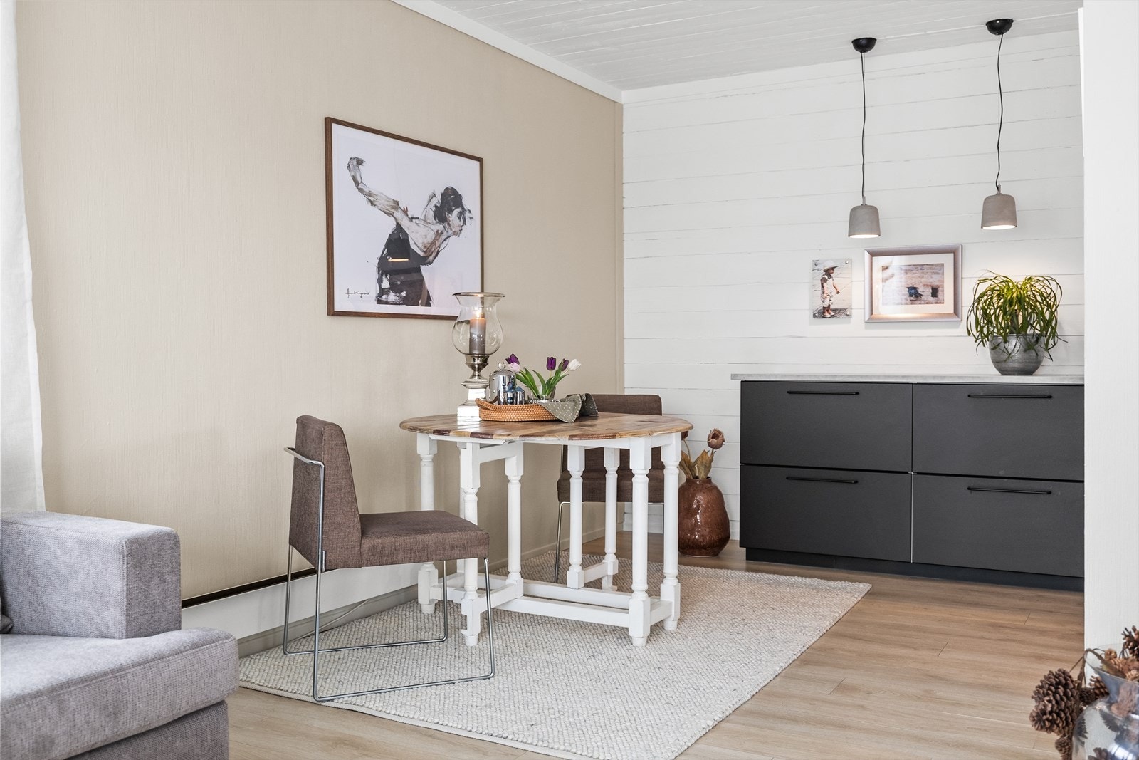 Plass til frokostbord ved kjøkkenet - ideelt for morgenmåltider og kaffe. Galleribilde