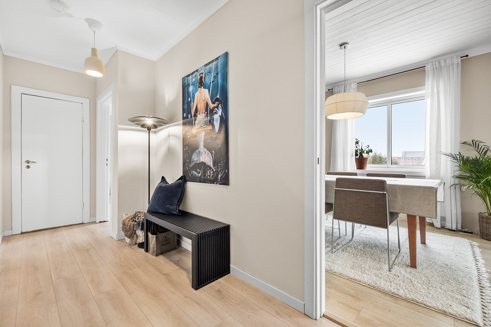Fra entréen åpner stuen seg opp som en lys og luftig samlingsplass. Galleribilde