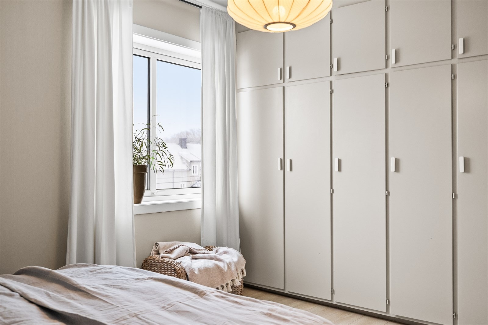 Stor garderobe som gir god plass til organisering av klær og tilbehør. Galleribilde