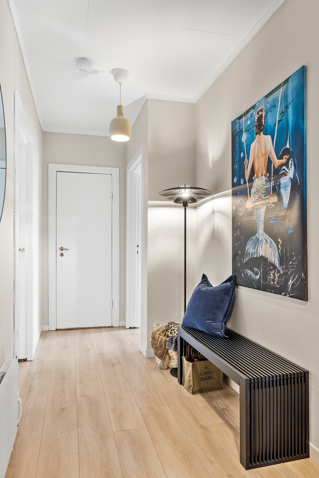 Fra entréen har du tilgang til de to soverommene, WC-rommet, samt badet som ligger i tilknytning til hovedsoverommet. Galleribilde