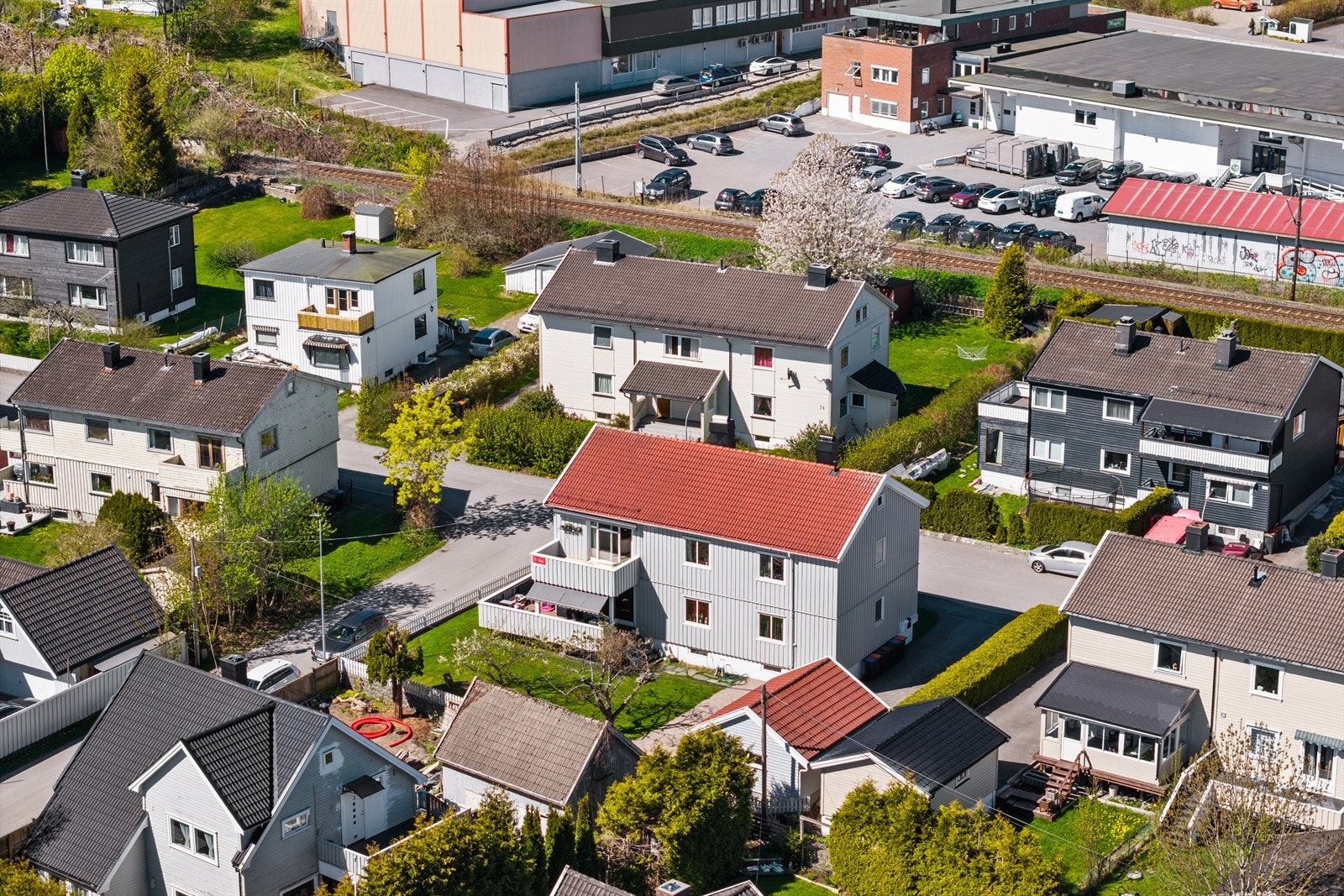Halvdan Svartes gate 21 ligger i et veletablert og ettertraktet boligområde i Sandefjord, hvor ro og sentralitet går hånd i hånd. Galleribilde