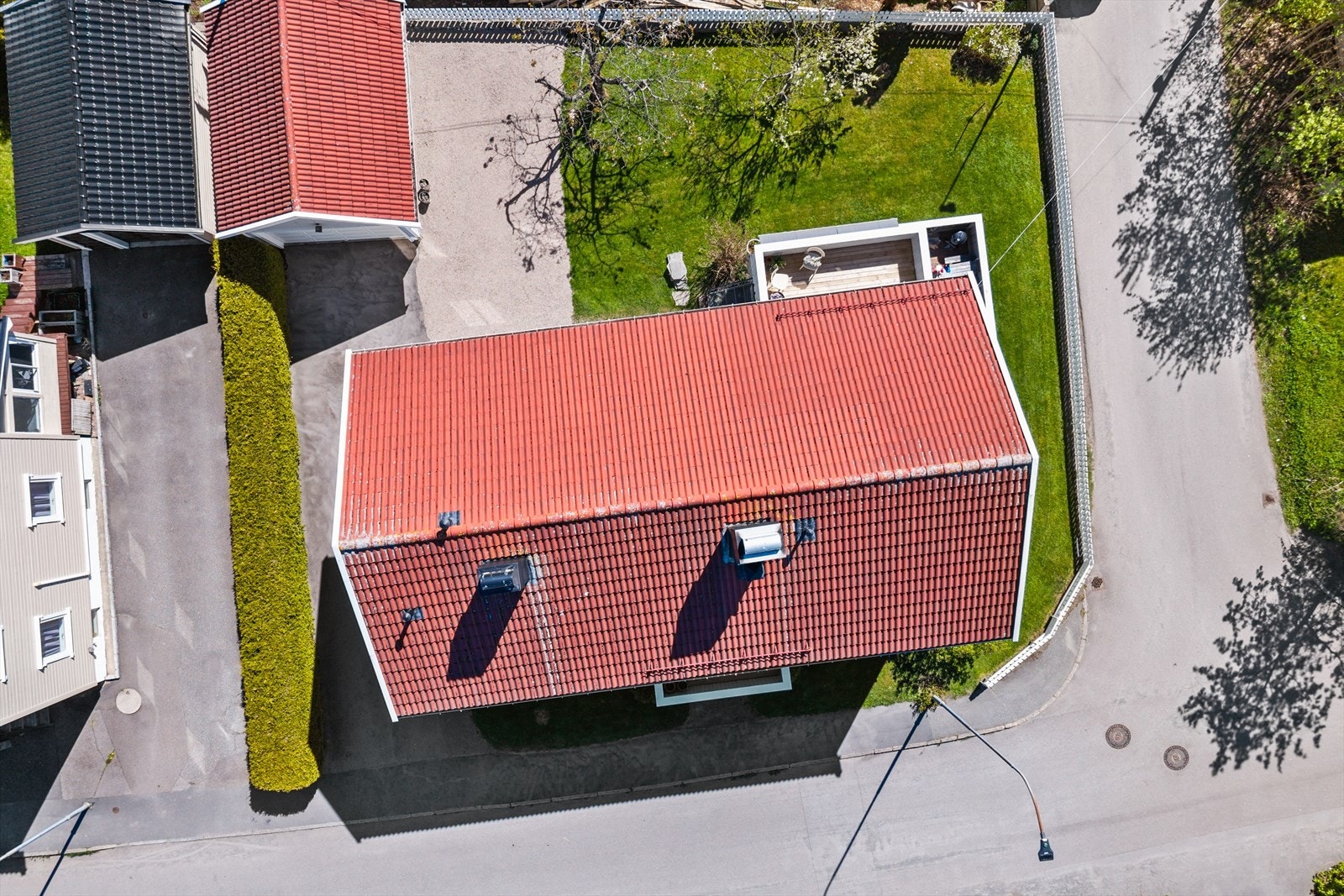 Et vakkert hjem med ryddig og grønn uteareal Galleribilde