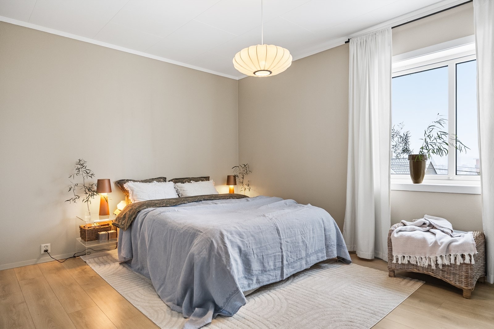 Hovedsoverommet fremstår som varmt og koselig, med rikelig plass til dobbeltseng og nattbord - en lun oase å trekke seg tilbake til. Galleribilde