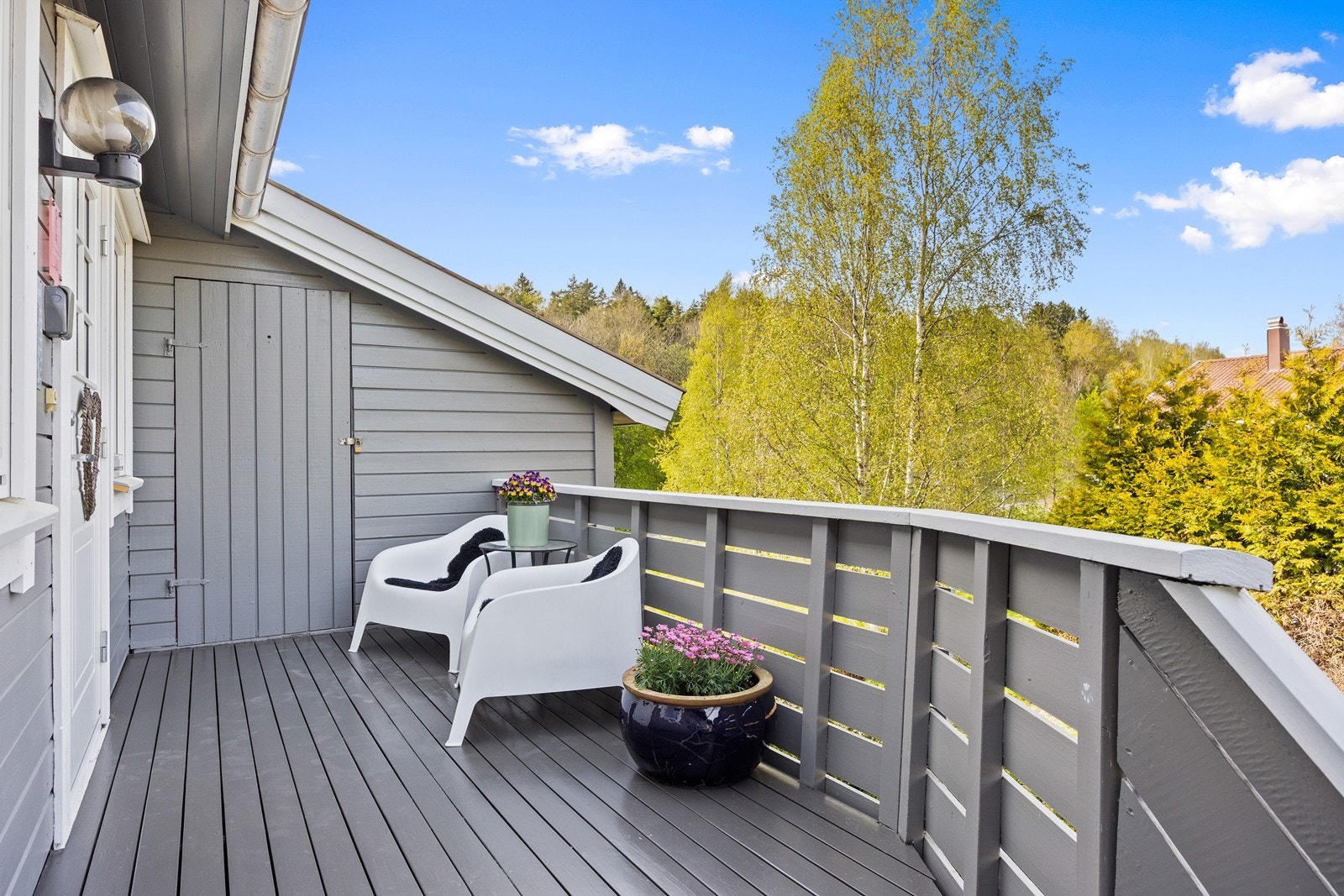 Inngangsparti med terrasse og bod. Galleribilde