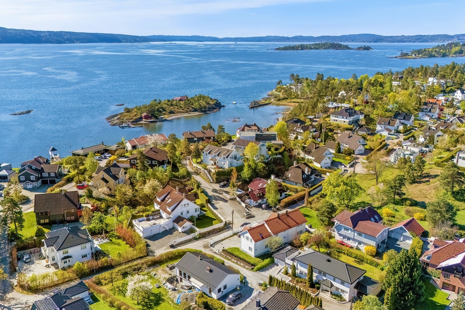 Rolig beliggenhet med nærhet til badestrand, buss, Spar og fine turmuligheter rett utenfor døren. Galleribilde