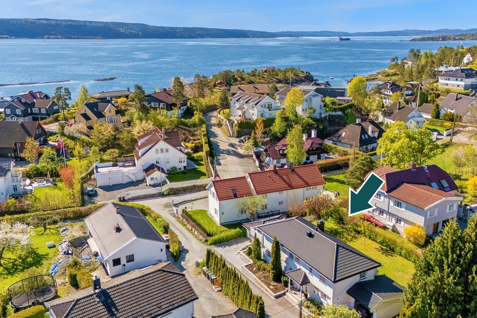Bettina Due v/DNB Eiendom har gleden av å presentere Kongshavn 19. Eiendommen er pent opparbeidet med flotte grønne utearealer, innkjørsel og to garasjeplasser. Galleribilde